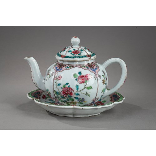 Teapot and pattipan porcelain Famille rose decorated with flowers